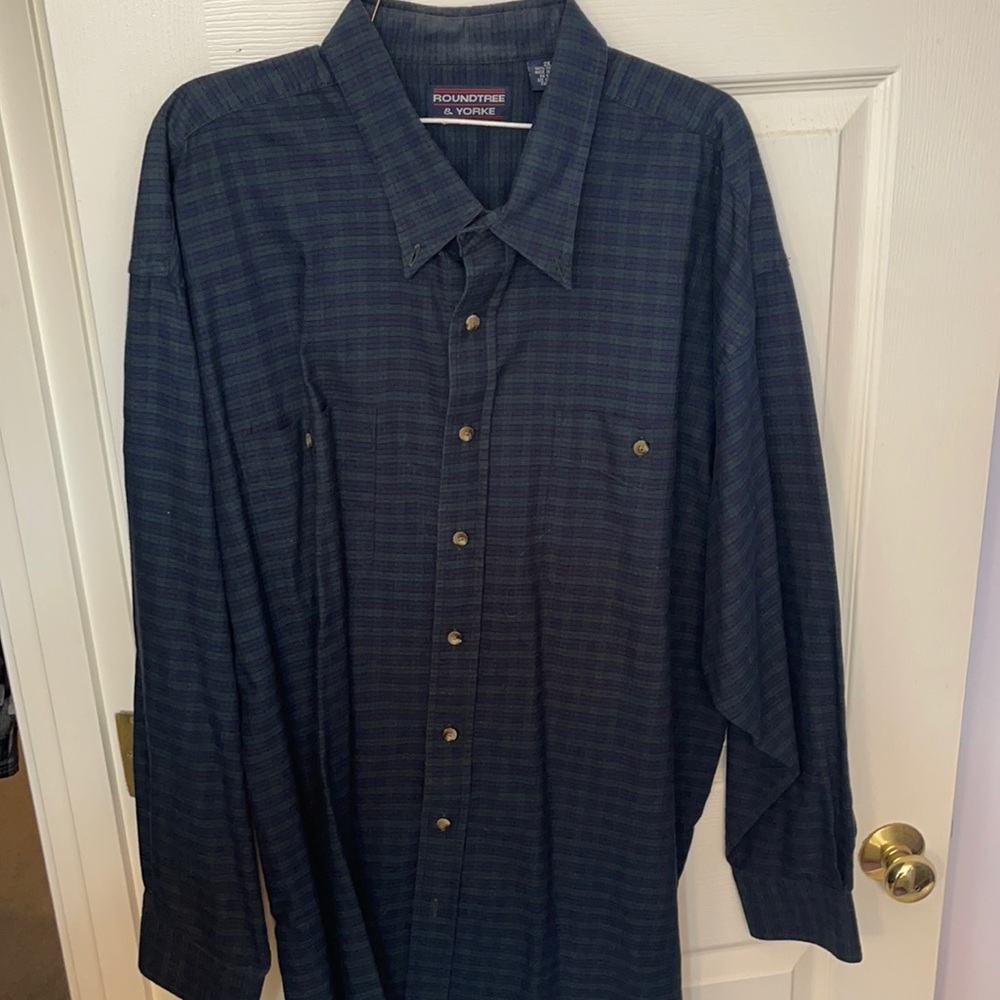 Roundtree and York Men’s 2XL button down